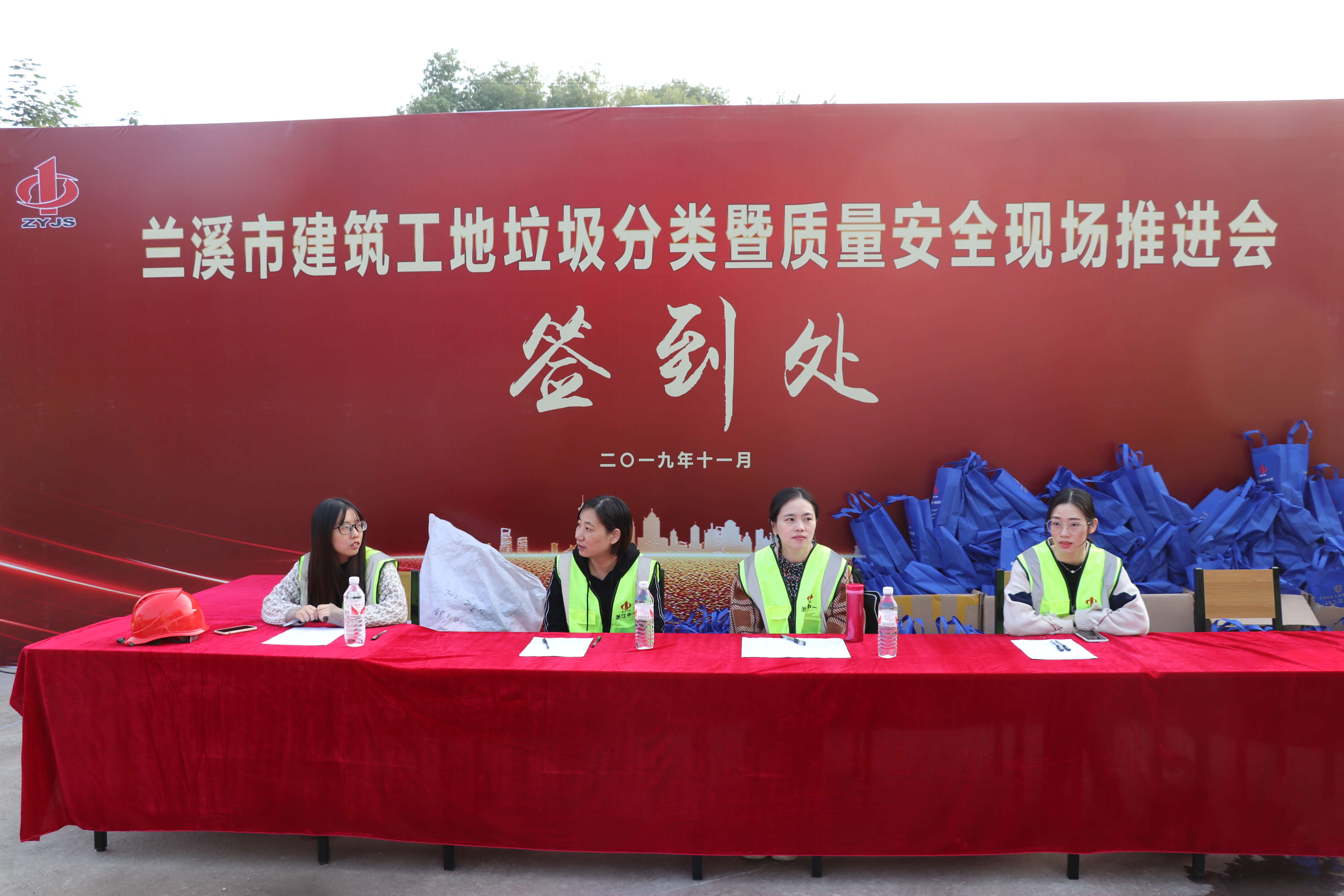 泌蘭名邸工程現場(chǎng)推進(jìn)會(huì )
