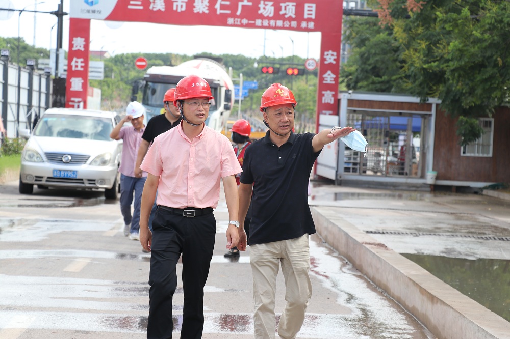 蘭溪市住建局情系一線(xiàn)職工，赴公司聚仁廣場(chǎng)項目部開(kāi)展“送清涼”慰問(wèn)活動(dòng)
