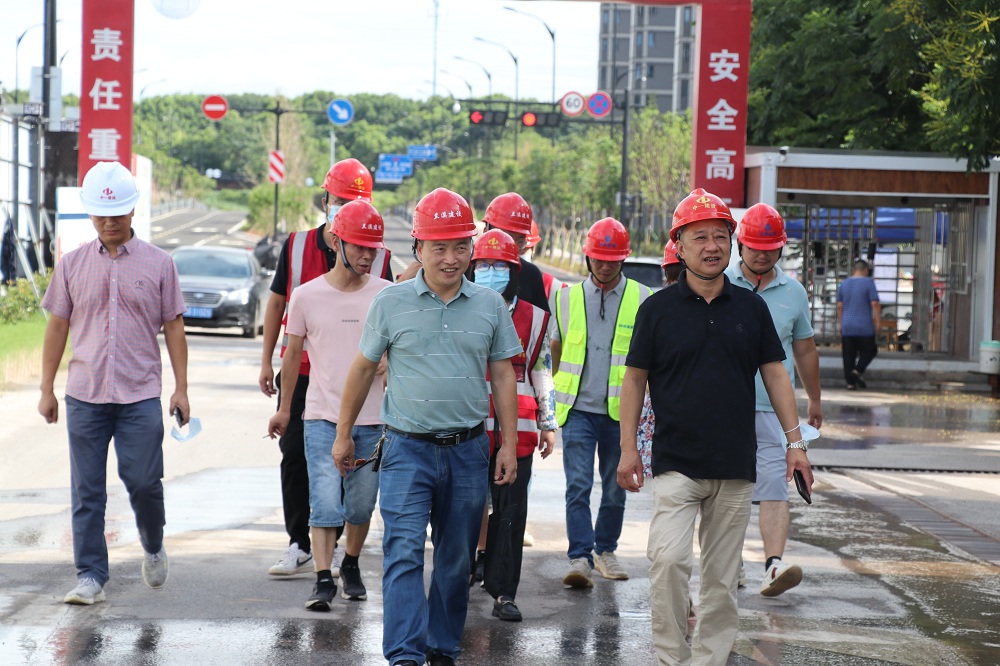 市疾病預防控制中心領(lǐng)導赴公司聚仁廣場(chǎng)項目部開(kāi)展疫情防控宣傳工作